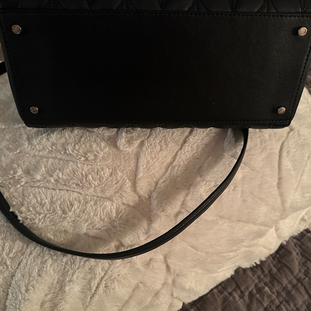 Like new only used a few times .. classy bag ❤️ smoke free home - Picture 2 of 3